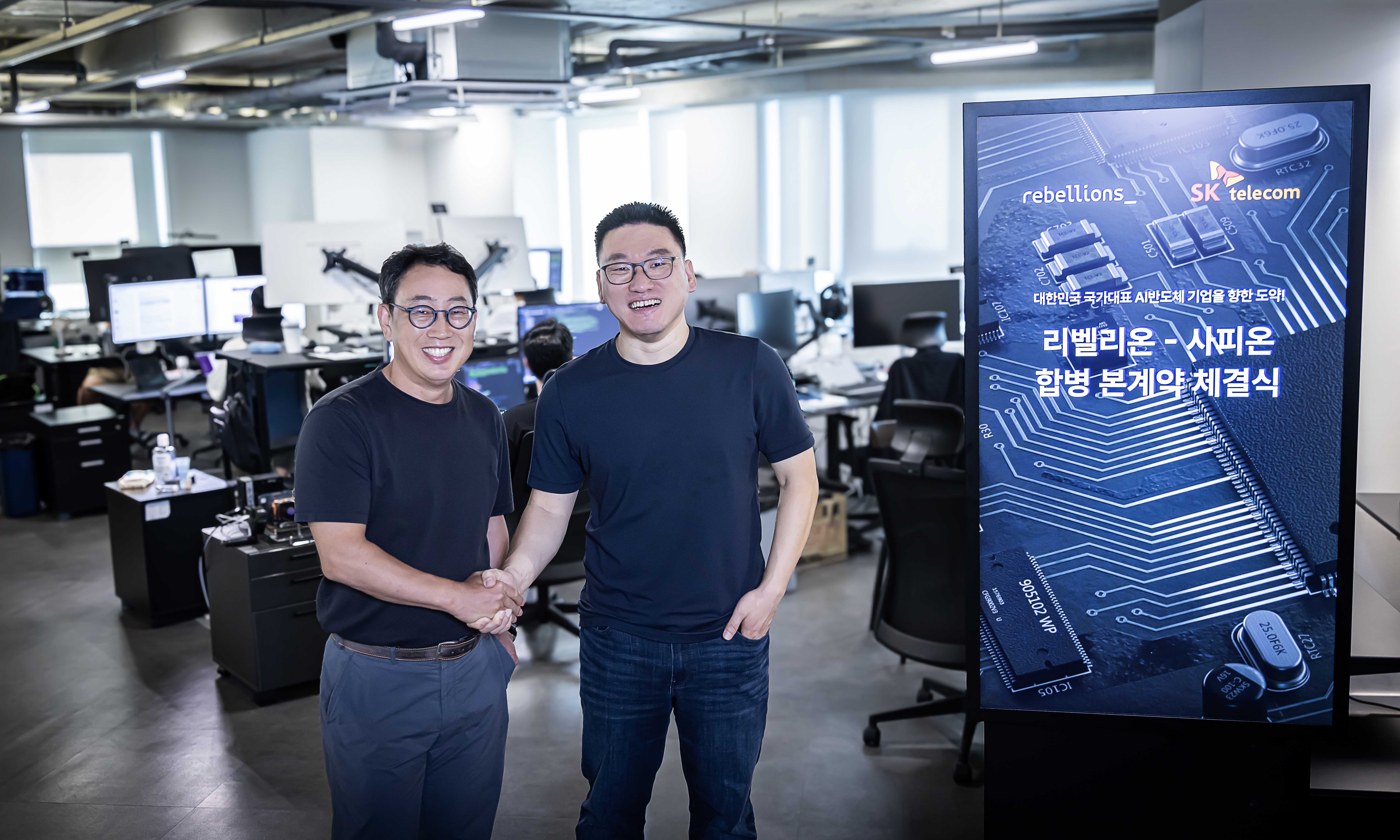 SKT代表柳永相（左图）与Rebellion代表朴成贤