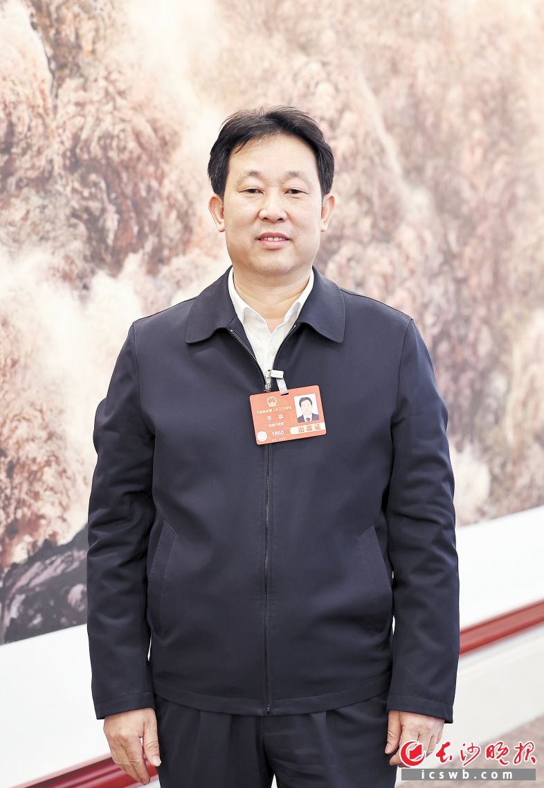 　　全国人大代表，岳阳市委副书记、市长  李挚