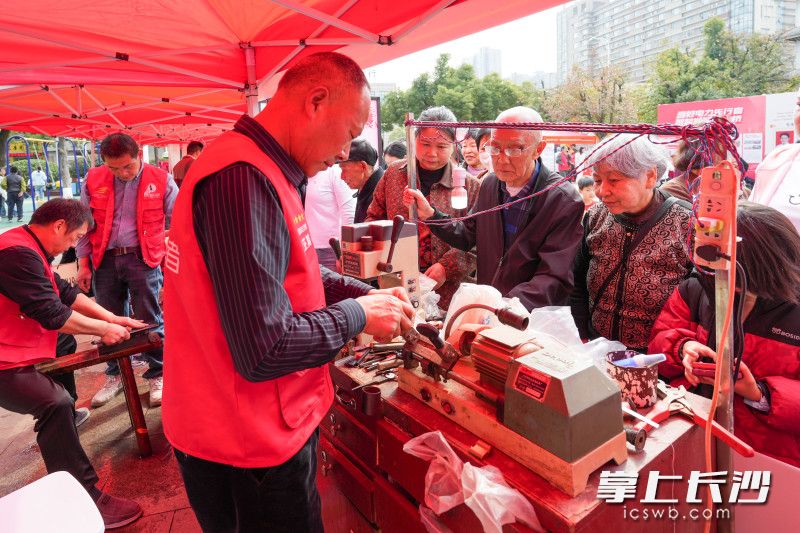 2025年全国“学雷锋 文明实践我行动”市集“开市”，吸引了众多居民群众前来“赶集”。