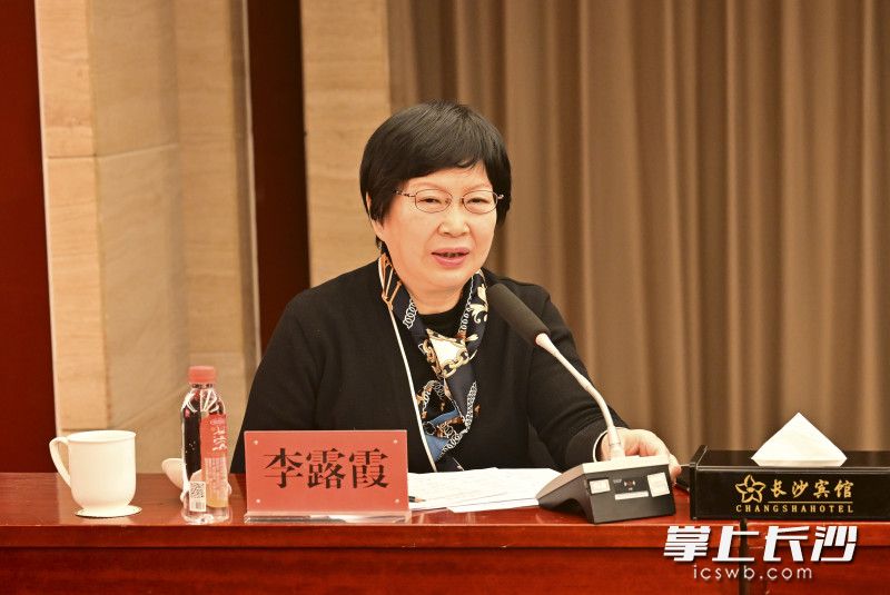 李露霞。