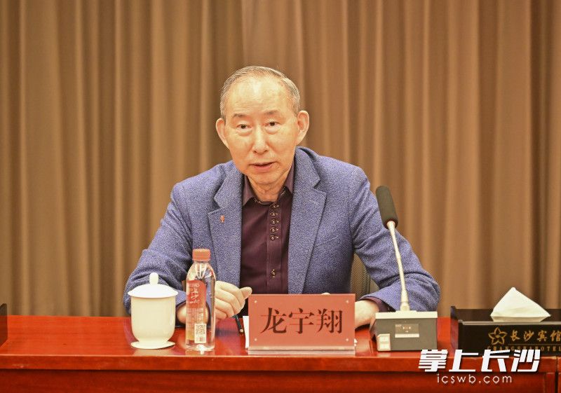 龙宇翔。