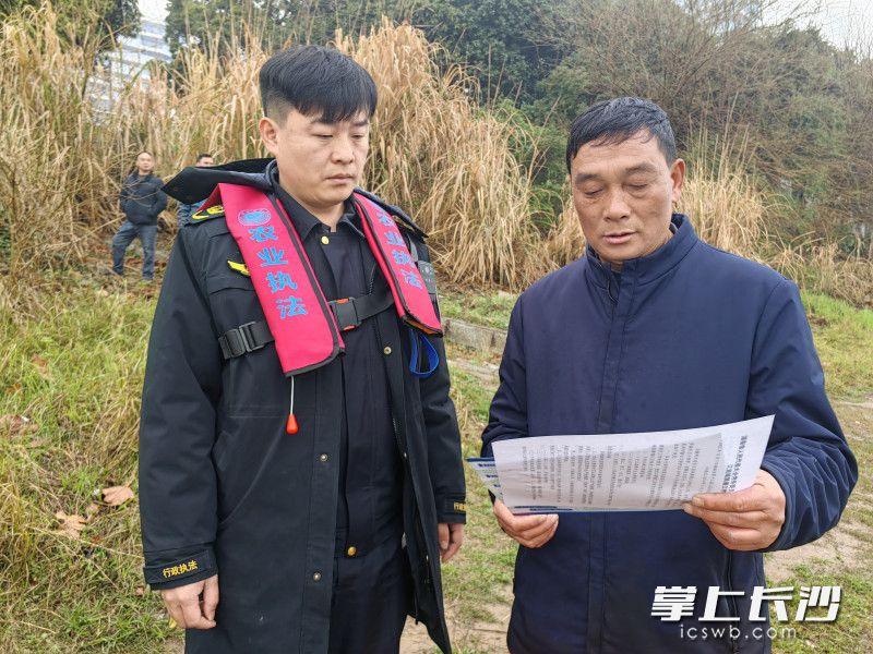 发放宣传资料。