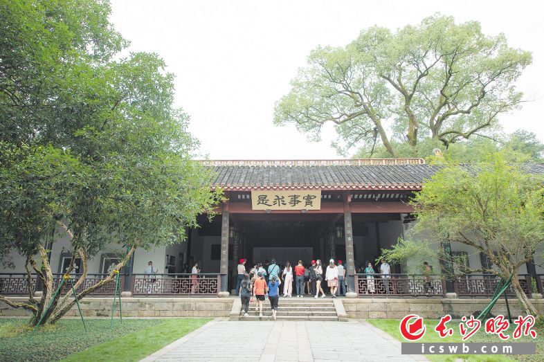 悬挂于岳麓书院讲堂的牌匾“实事求是”，昭示着这座千年学府，弦歌不绝。  长沙晚报全媒体记者 邹麟 摄