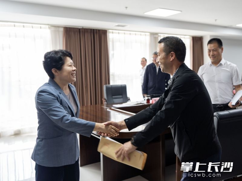 吴桂英与信访群众交流。均为长沙晚报全媒体记者 郭雨滴 摄