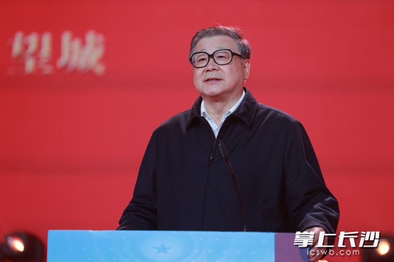 王伟光作主旨演讲。