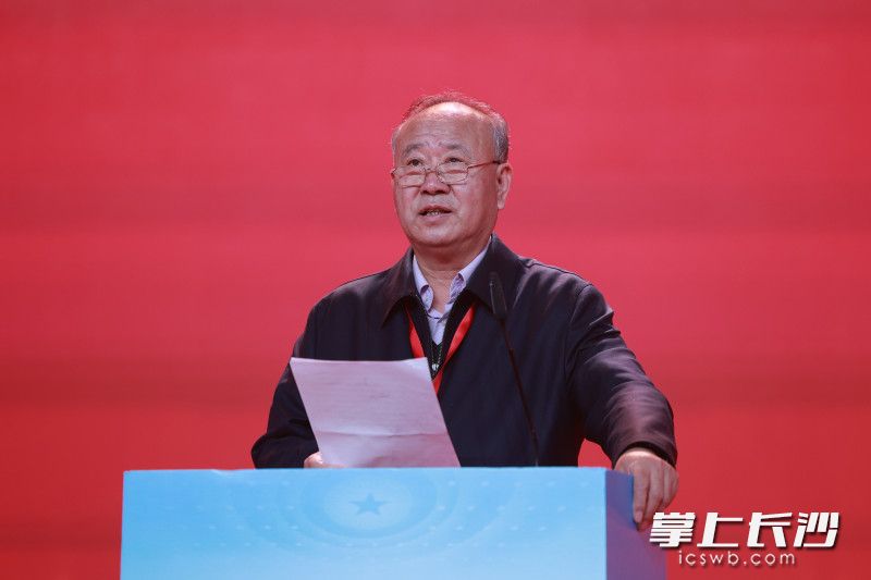 《雷锋》杂志总编辑陶克。
