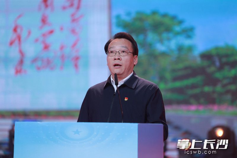 望城区教育局局长张红元。