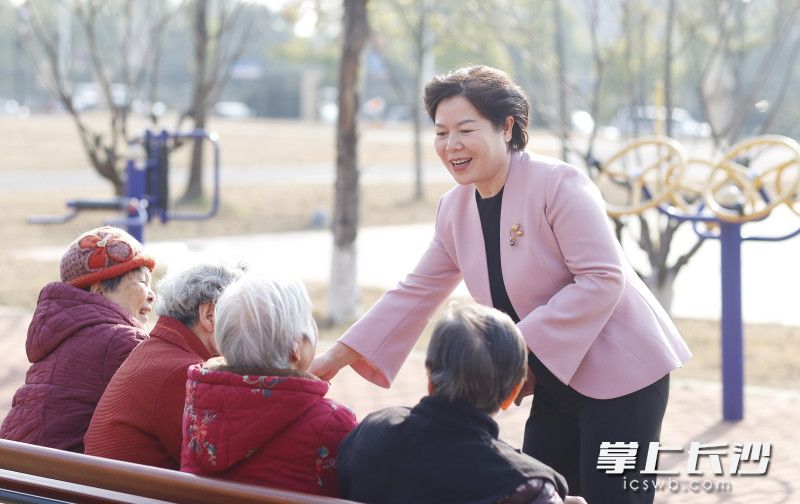 黄东红（右）与医护人员、老年人等进行深入沟通交流。