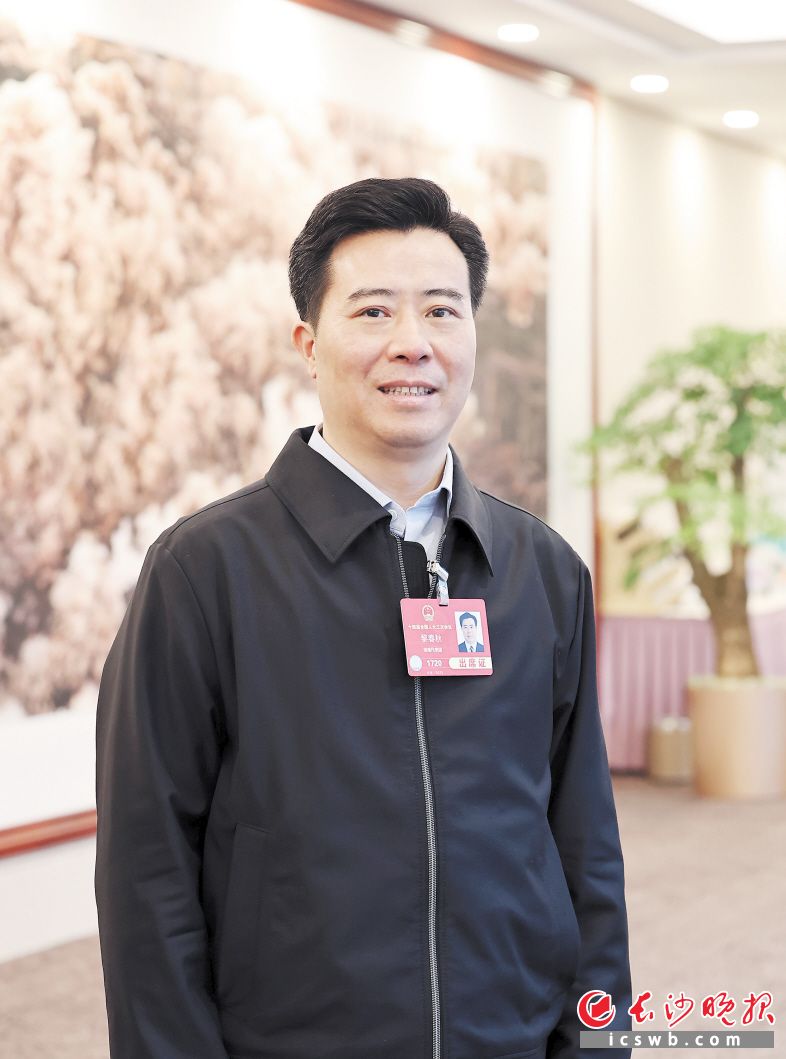 　　全国人大代表，怀化市委副书记、市长 黎春秋