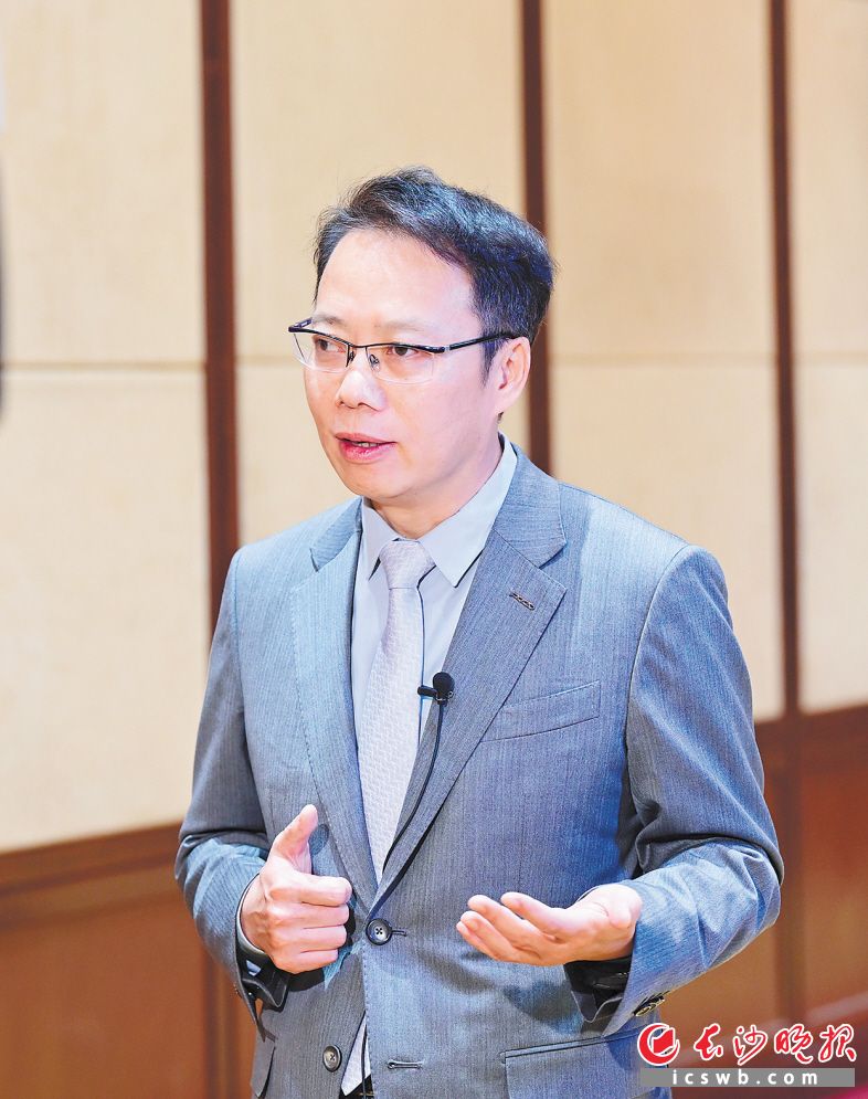 　　全国人大代表，湘潭市委书记、湖南省韶山管理局党委书记（兼）   胡贺波