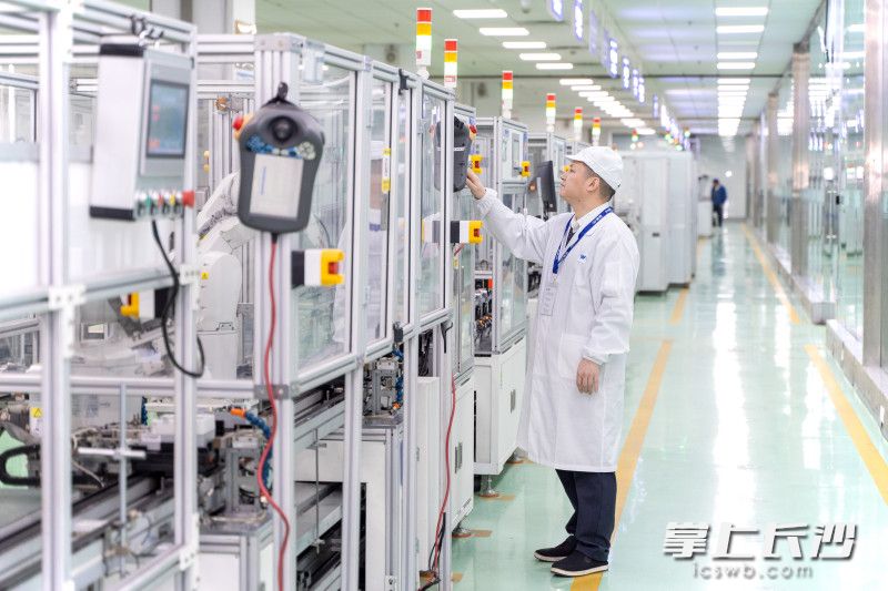 在威胜科技园电子装联车间科技感十足，自动化操作生产线精准无误。