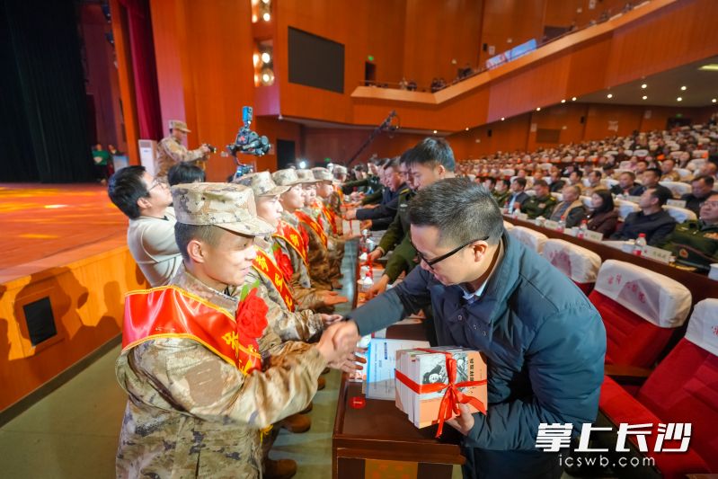 向新兵代表赠送《像雷锋那样当兵》和《红色长沙》等系列书籍。