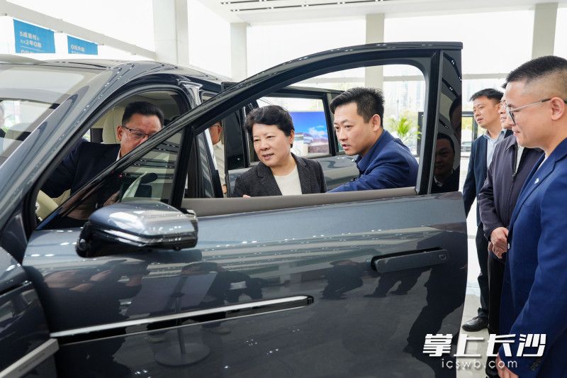 比亚迪腾势汽车销售中心店调研现场。