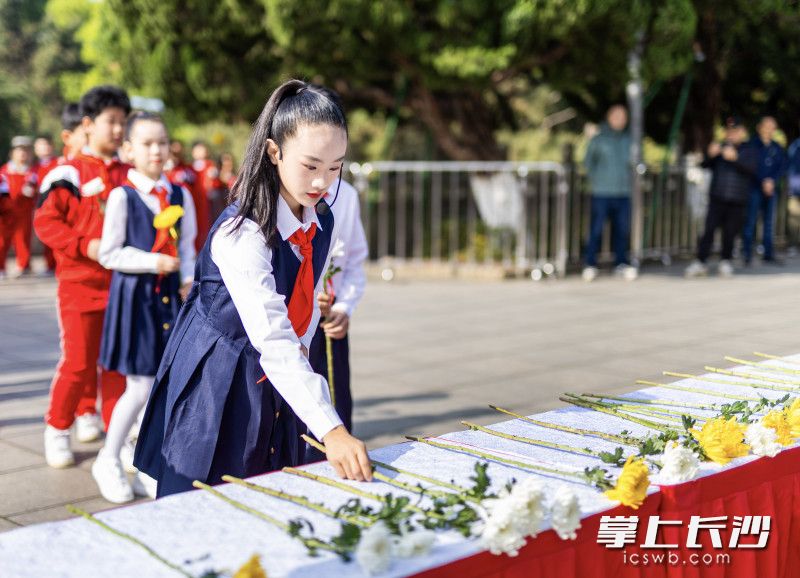 青少年代表、市民群众为烈士送上鲜花。