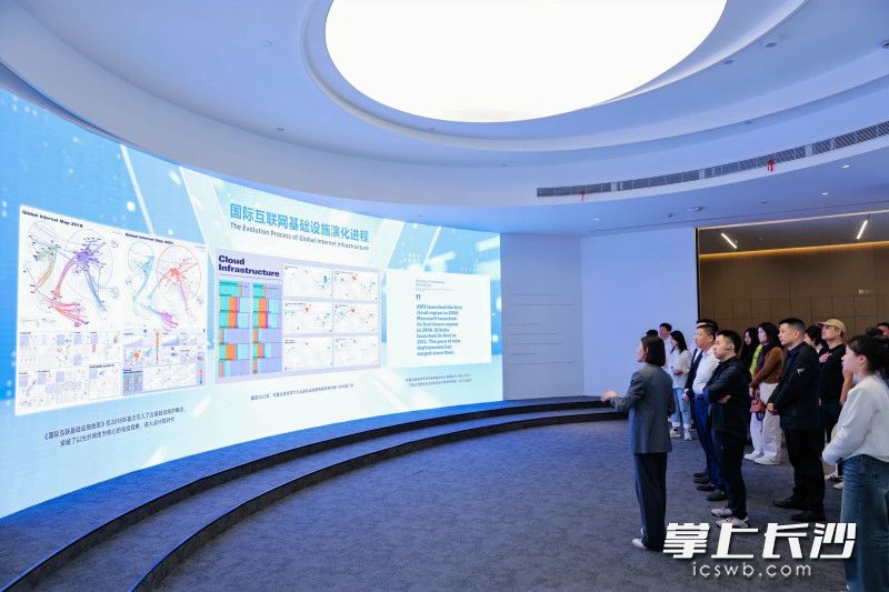 访学团成员实地体验阿里云在云计算、大数据、电商平台等领域的不断创新。