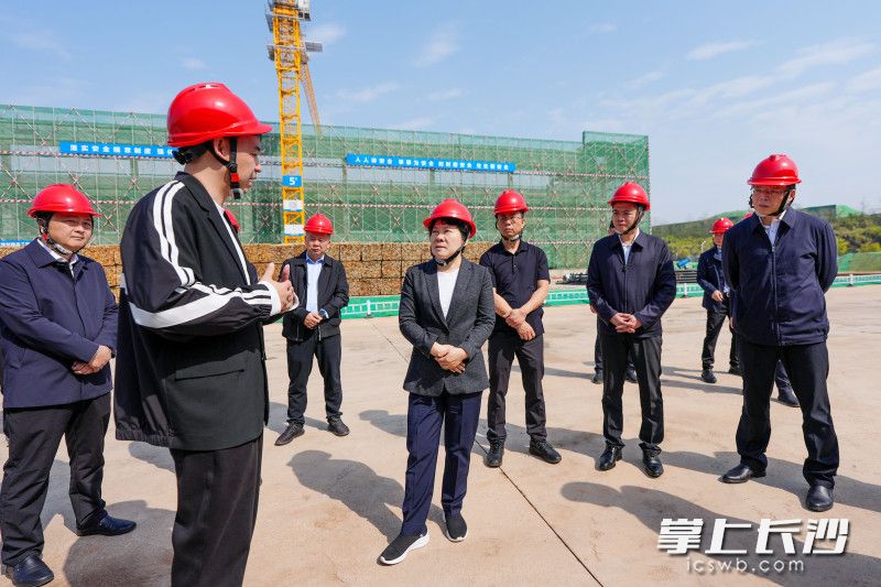 吴桂英来到零食很忙智慧物流园建设现场。