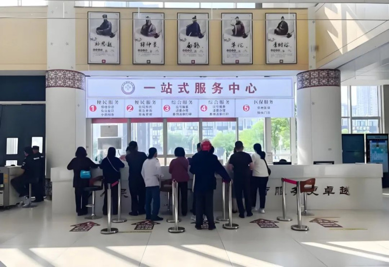 宁乡市中医医院在门诊大厅打造一站式服务中心，整合预检分诊、挂号缴费等20多项服务功能，患者平均办事时间缩短超40%。