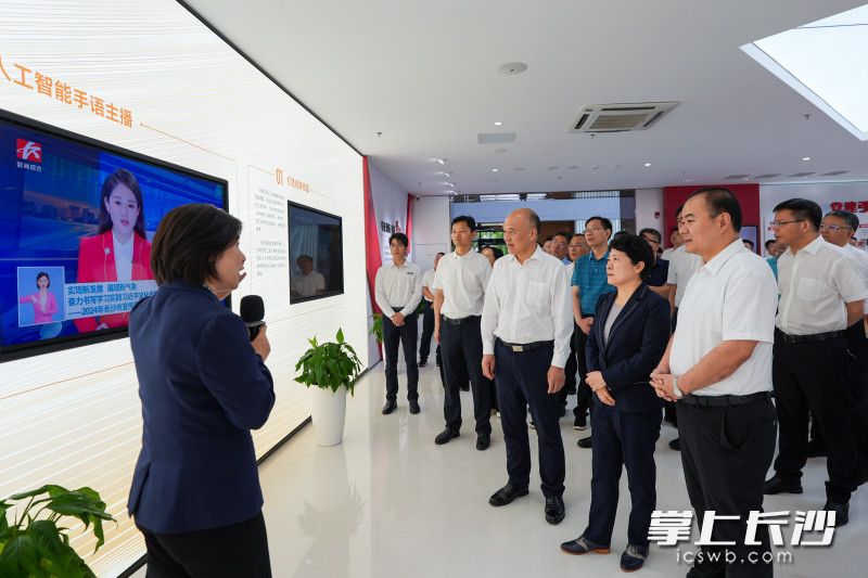 衡阳市党政代表团在马栏山视频文创产业园参观园区展厅。