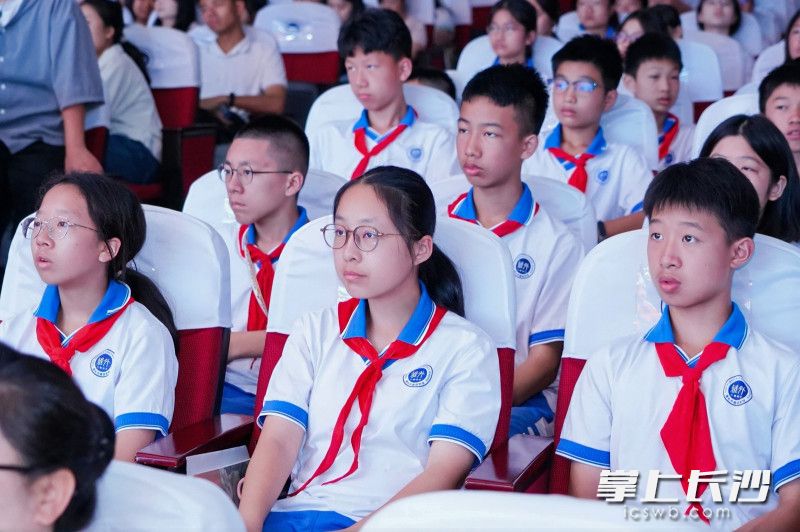 引领全市未成年人走进“有风景的心思政课”。