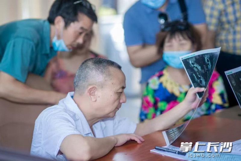 每天慕名来找江林看骨科的人数多达数百人。