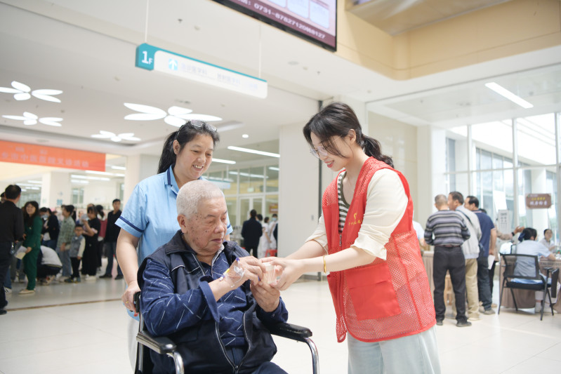 在宁乡市中医医院，随处可见志愿者的身影。