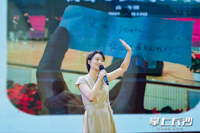 全市教师代表分享交流自己的工作经历、方式和感悟。