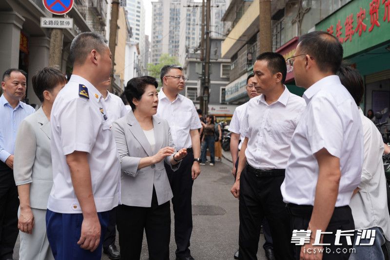 吴桂英以“四不两直”方式督导吉祥巷多业态混合经营场所安全管理、消防隐患排查整治等工作。