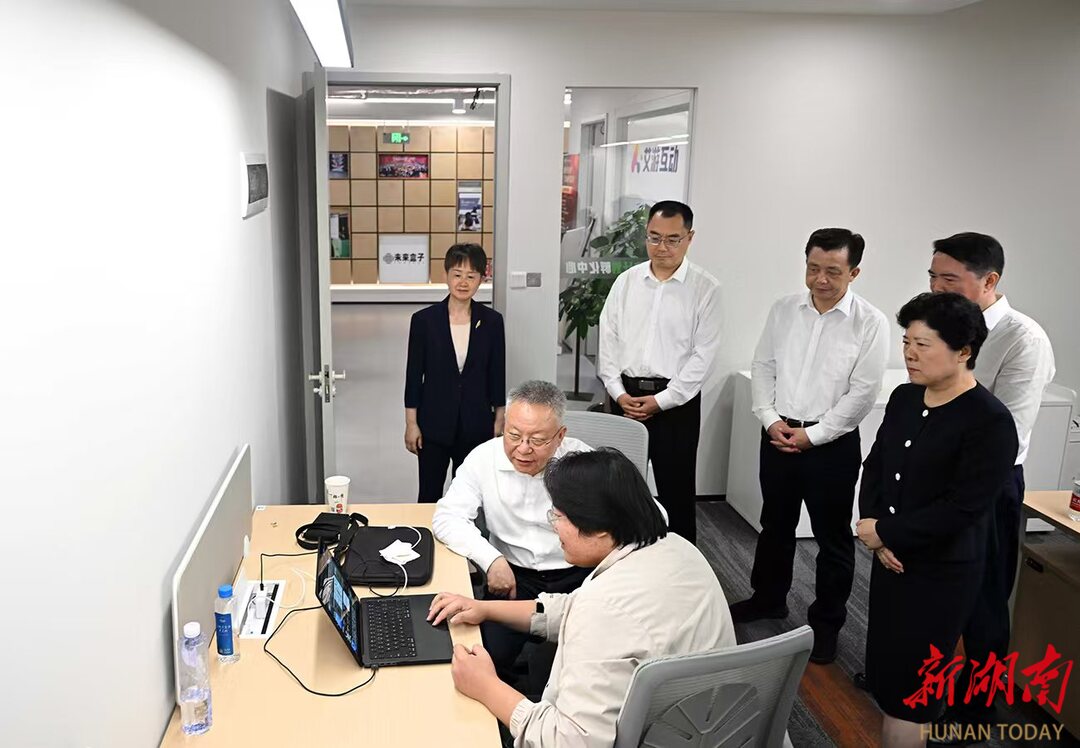 5月15日，沈晓明在“马驹计划”创业孵化基地调研。