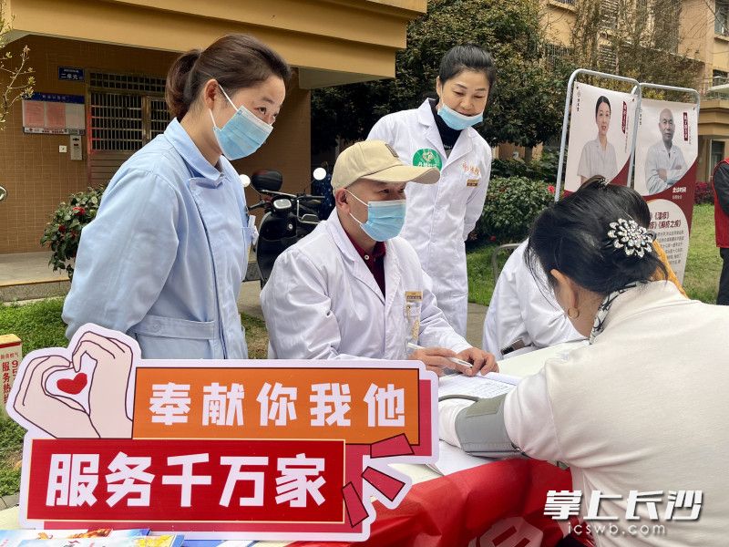 医务志愿者为居民现场看诊。