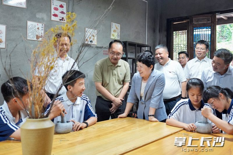吴桂英在铜官窑国风乐园调研文科旅医融合发展工作。 均为长沙晚报全媒体记者郭雨滴摄