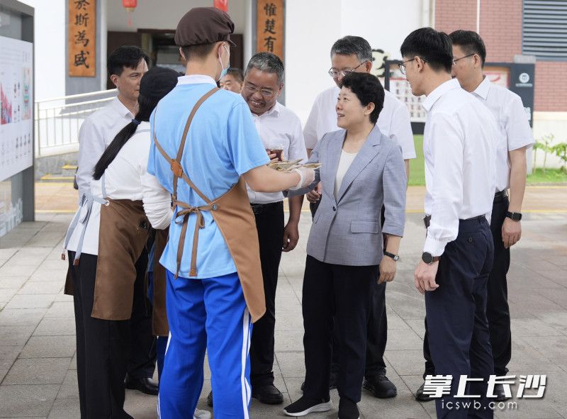 吴桂英来到长沙市特殊教育学校望城校区走访慰问。 均为长沙晚报全媒体记者郭雨滴摄