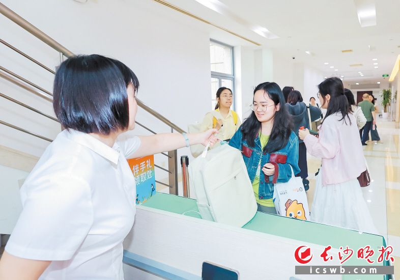 　　参加活动的学生可领取来自长沙的“双肩包”礼包，内含长沙城市文创产品、政策U盘等。　　均为长沙晚报特派全媒体记者 刘攀 摄