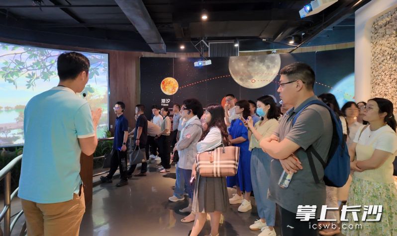 现场教学环节，参训学员们正在认真聆听。