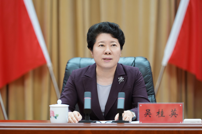 省委常委、市委书记吴桂英讲话。