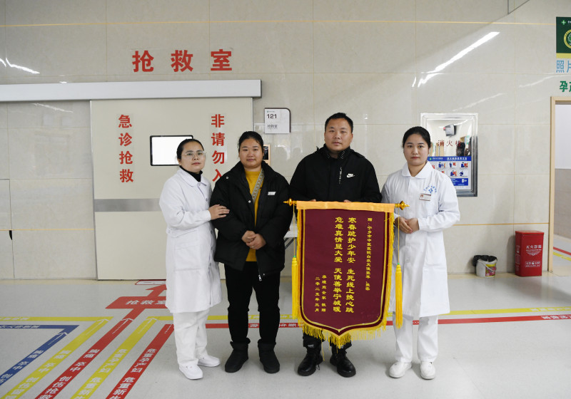 获救男孩父母为宁乡市中医医院手足外科护士长张琴和护士张蓉送来锦旗。