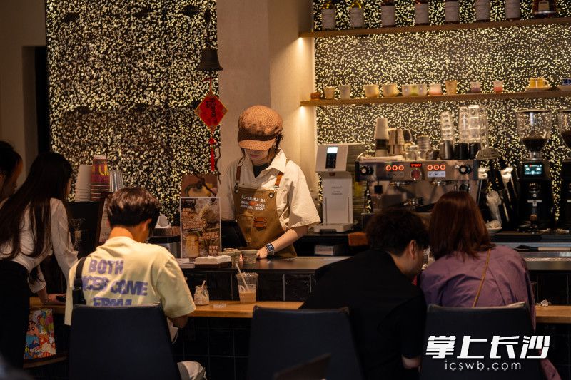 “青年小店”。小小的门店不仅承载着青年创业者对美好生活的向往与探索，更是长沙青年努力将个人梦想与城市文化、社会价值相结合的生动体现，“青年小店”扶持计划为青年创业者的梦想插上翅膀。