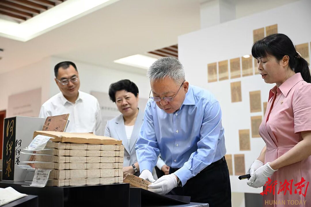 5月30日，沈晓明在省湘学研究院调研。
