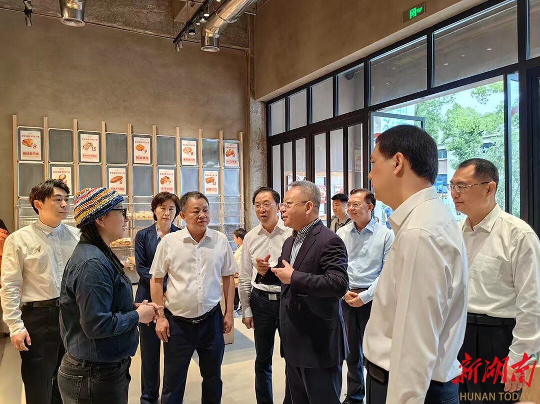 （5月4日，沈晓明来到锦秀拾光·0731街区调研。）
