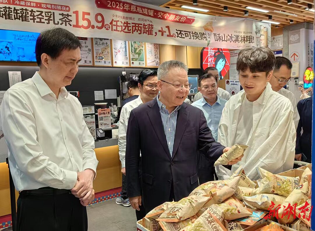 （5月4日，沈晓明来到茶颜悦色调研。）