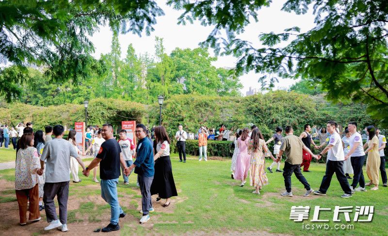 24日，“星荷对对 青春安家”心动一夏长沙青年人才派对活动在浏阳河婚庆文化园浪漫启幕。