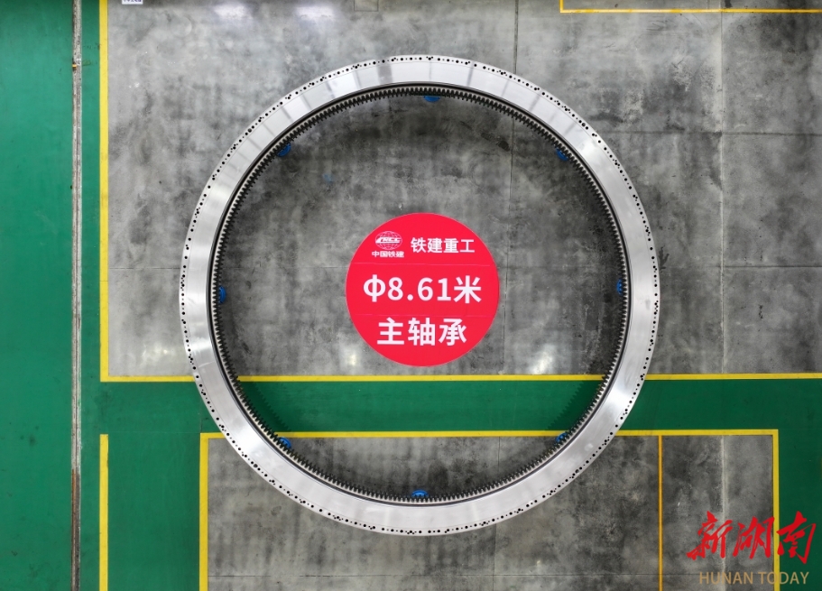 铁建重工8.61米盾构机整体式主轴承。