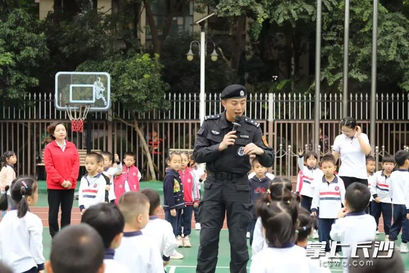 第一特警大队建立常态化学雷锋志愿服务体系。