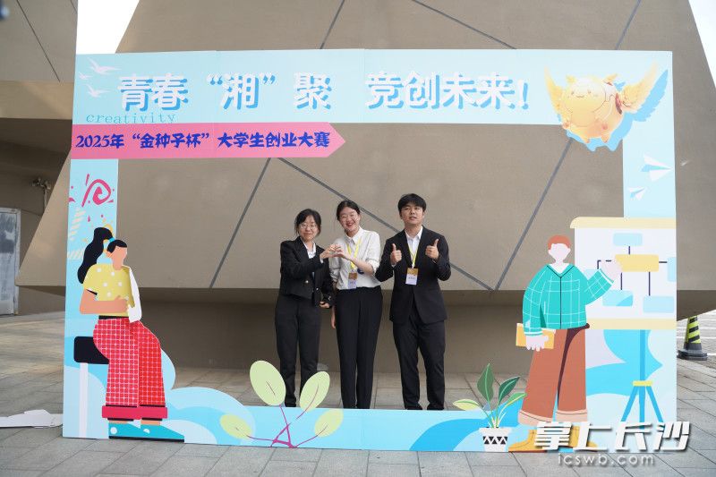 选手们在为自己加油打气。