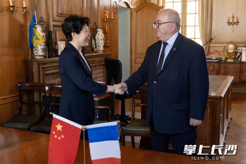 6月19日，吴桂英与蒙达尔纪市市长伯努瓦·迪戎会谈交流。