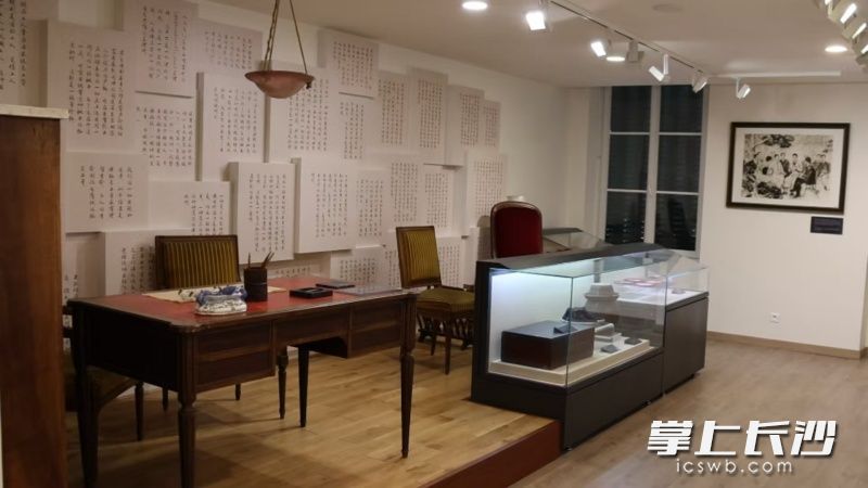 纪念馆二楼复原了蔡和森等人翻译马克思主义著作的场景。
