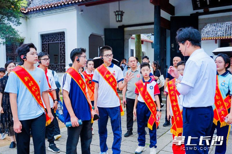 当天，“新时代湖南好少年”集体前往岳麓书院进行参观学习。