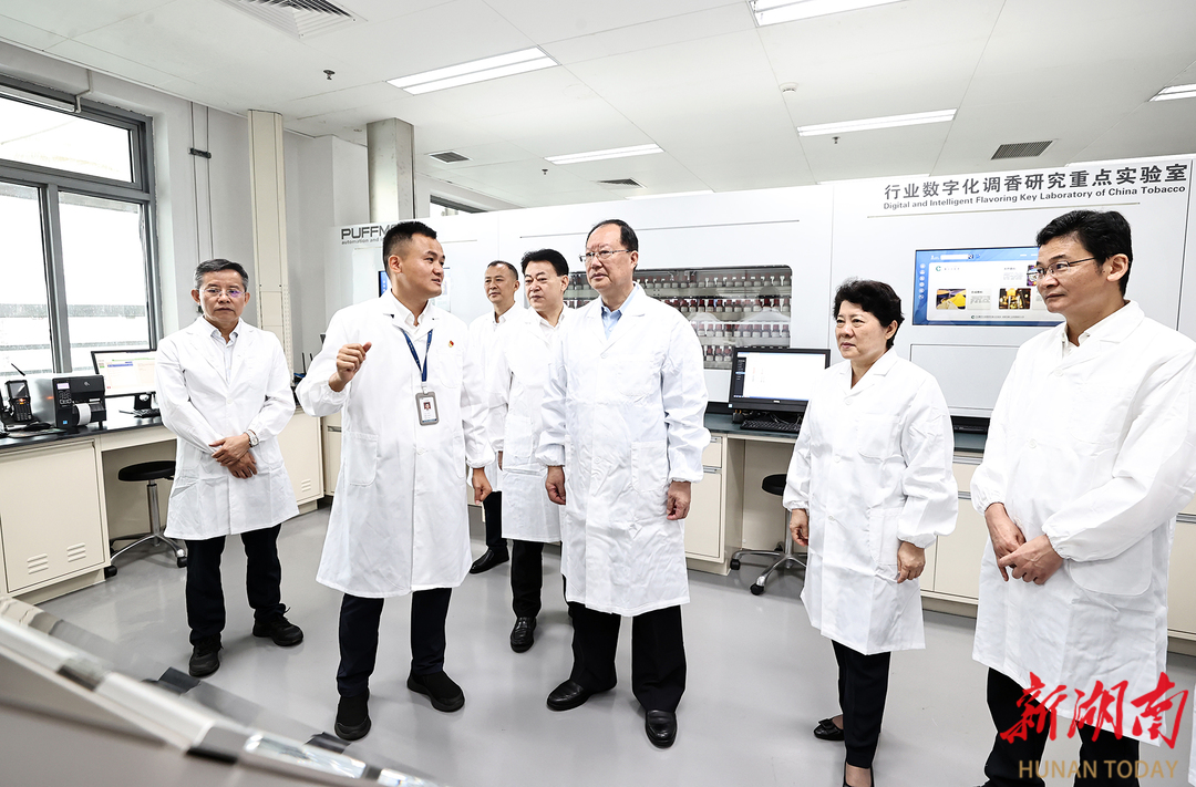 （毛伟明在湖南中烟技术中心调研。）