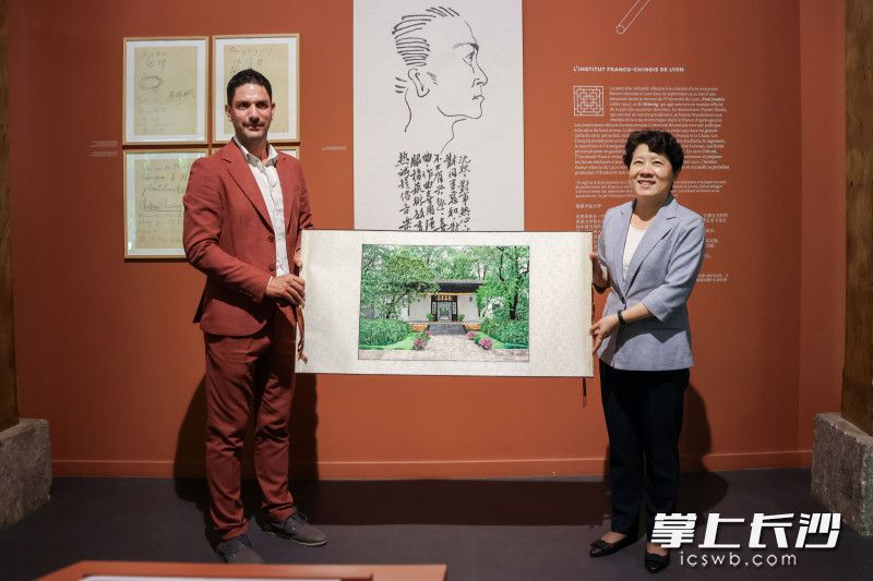 6月18日，吴桂英与新中法大学暨里昂—中国关系促进中心总理事纪优姆·阿尔努进行会谈并互赠礼物。