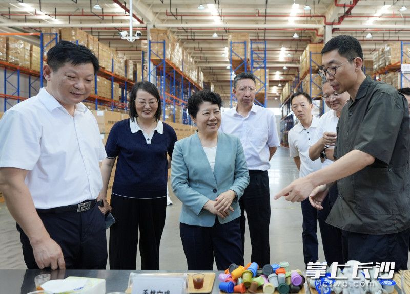 长沙三顿半咖啡有限公司咖啡分拨中心调研现场。 均为长沙晚报全媒体记者郭雨滴摄