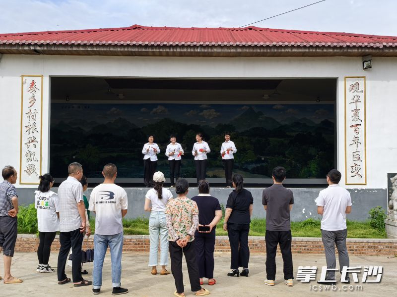 村民在五福村石上组乡情台前观看《移风易俗谱新篇》快板表演。 长沙晚报全媒体记者 刘俊 摄